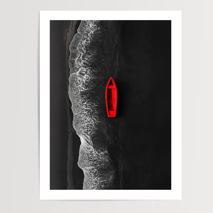 Poster mural Barque rouge - Éclat solitaire sur mer sombre — Vierge - poster-presentation-produit — passe-partout blanc