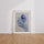 Poster Oiseau et Main - Douceur bleue et lien avec la nature — Vierge - living-room — passe-partout blanc
