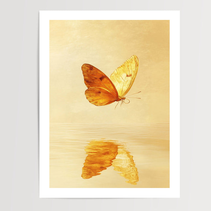 Poster Papillon doré - Reflet lumineux et envol paisible — Vierge - poster-presentation-produit — passe-partout blanc
