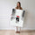 Poster Parapluie rouge - Tendresse d'un couple sous la neige — Vierge - poster-femme-debout
