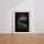 Poster Perroquet - Éclat tropical aux plumes bleu et vert — Vierge - living-room — passe-partout blanc