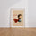Poster personnalisé enfant super-héros prénom Lucas cape rouge aquarelle dans salon moderne — passe-partout blanc