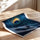 Poster Plume de paon - Reflets de bleu profond et d'or — Vierge - poster-enroullé — passe-partout blanc