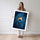 Poster Plume de paon - Reflets de bleu profond et d'or — Vierge - poster-femme-debout — passe-partout blanc