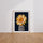 Poster Tournesol lumineux - Éclat doré sur bleu profond — Vierge - living-room — passe-partout blanc