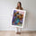 Poster Tournesols - Bouquet doré dans son pichet bleu — Vierge - poster-femme-debout — passe-partout blanc