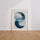 Poster Étreinte aquatique - Cercles bleus et douceur apaisante — Vierge - living-room — passe-partout blanc
