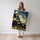 Poster Van Gogh - Le Louvre habité, lumineux comme une nuit étoilée — Vierge - poster-femme-debout