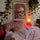 Poster Vanité moderne - Crâne roses écarlates et éclats dorés — Chambre enfant - poster-garçon-lampe — passe-partout blanc