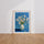 Poster Vase et marguerites - Un bouquet de lumière sur fond bleu — Vierge - living-room — passe-partout blanc