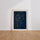 Poster Visage féminin - Trait blanc épuré sur bleu nuit — Vierge - living-room — passe-partout blanc