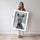 Poster Zèbre sous la neige - Rencontre inattendue en plein hiver — Vierge - poster-femme-debout — passe-partout blanc