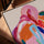 Abstraktes buntes Leinwandbild mit dynamischen Kurven in Rosa, Orange, Blau – Wohnzimmer-Dekoration mit Eichenrahmen in Goldton