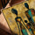 Tableau africain famille stylisée abstraite or turquoise orange sur table salon moderne cadre chêne doré