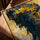 Tableau africain femme de profil motifs tribaux bleu doré décoration salon moderne cadre chêne