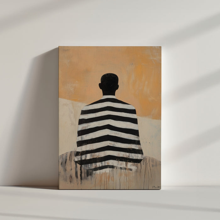 Tableau africain homme de dos boubou rayé noir et blanc fond ocre ambiance salon minimaliste