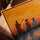 Tableau africain pêcheurs en pirogue coucher de soleil tons orangés bleus décoration salon cadre chêne