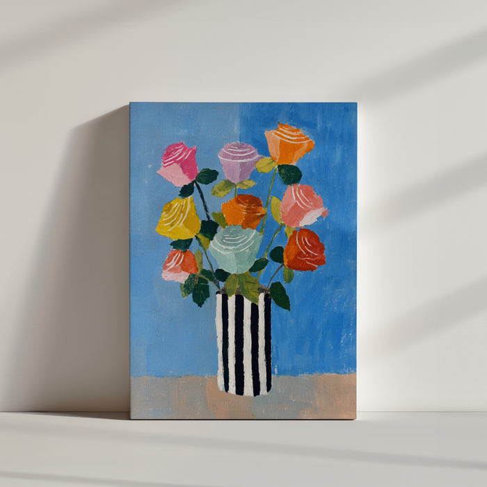 Bouquet de roses colorées en vase rayé, style naïf, sur fond bleu vibrant