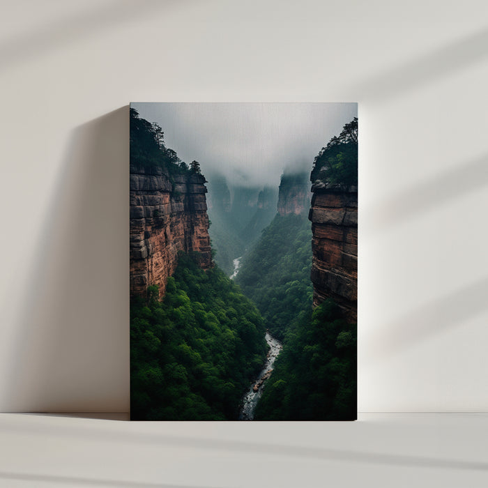 Photographie impressionnant canyon enveloppé de brume, alors qu'une légère pluie tombe par une journée nuageuse du milieu de l'été