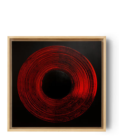 Kunst 'Red Circle': rode cirkel die oprijst uit de duisternis op zwarte achtergrond.