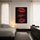 Glamouröses Pop-Art-Wandbild mit roten Lippen auf schwarzem Hintergrund im modernen Schlafzimmer