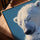 Tableau chambre bébé ours polaire et ourson câlin fond bleu doux exposé sur table avec cadre chêne doré