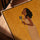 Tableau chanteuse jazz vintage robe beige fond doré décoration salon élégant cadre chêne
