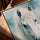 Tableau cheval blanc aquarelle fond bleu clair style artistique dans salon avec cadre chêne doré