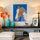 Tableau cheval blanc et marron sur fond bleu vif style expressionniste pour décoration salon minimaliste