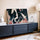 Tableau cheval blanc et noir mouvement fond abstrait bleu rose dans salon moderne au-dessus d'un buffet