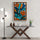 ne console moderne en bois foncé avec lampe design et décor minimaliste, mise en valeur par un tableau coloré aux motifs organiques en arrière-plan