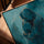 Tableau couple abstrait bleu et or pour salon minimaliste