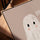 Tableau enfant fantôme blanc mignon BOO fond beige, cadre chêne doré sur table salon