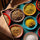 Tableau épices marocaines colorées pour cuisine moderne