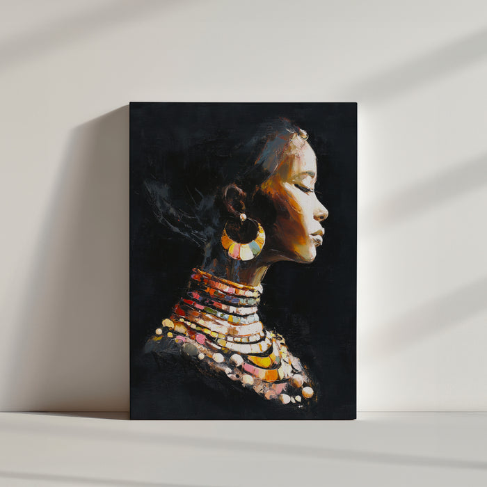 Profil peint d’une femme africaine, bijoux colorés: Peinture expressive d’une femme vue de profil, les yeux clos. Elle porte de larges boucles dorées et des colliers superposés aux teintes chaudes. Le fond noir met en valeur l’éclat de sa peau et des pigments.