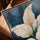 Tableau fleurs blanches ivoire fond bleu pétrole style moderne décoration salon élégante texture toile