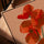 Tableau fleurs coquelicots oranges fond beige avec cadre chêne doré posé sur table salon moderne