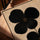 Tableau fleurs noires minimaliste sur fond beige, décoration murale salon élégant avec cadre chêne doré