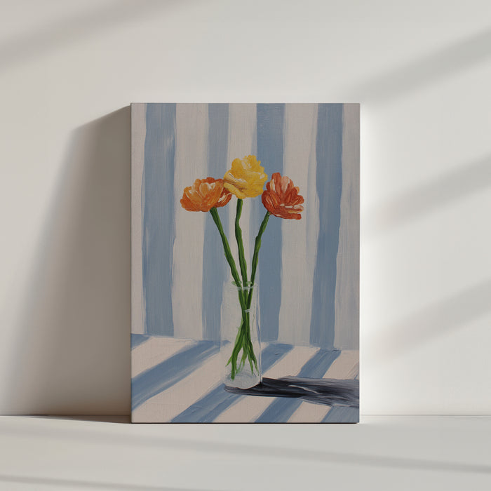 Tableau de fleurs orangées et jaunes dans un vase en verre sur fond rayé bleu et blanc, style moderne doux
