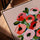 Cuadro de flores rosas y rojas con jarrón azul de lunares, decoración de pared moderna en salón con marco de roble dorado