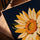 Tableau fleurs tournesol jaune vase rayé fond bleu marine décoration salon moderne avec cadre chêne doré