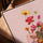 Tableau fleurs jaillissant de mains pour salon scandinave