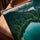 Forêt verdoyante lac turquoise tableau pour salon cadre chêne doré