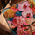 Frida Kahlo Wandbild auf Leinwand mit goldfarbenem Eichenrahmen, auf einem Tisch im Wohnzimmer dekoriert