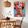 Frida Kahlo Wandbild, Orchideen und Dahlien auf blauem Fond – stilvolle Deko für das moderne Wohnzimmer