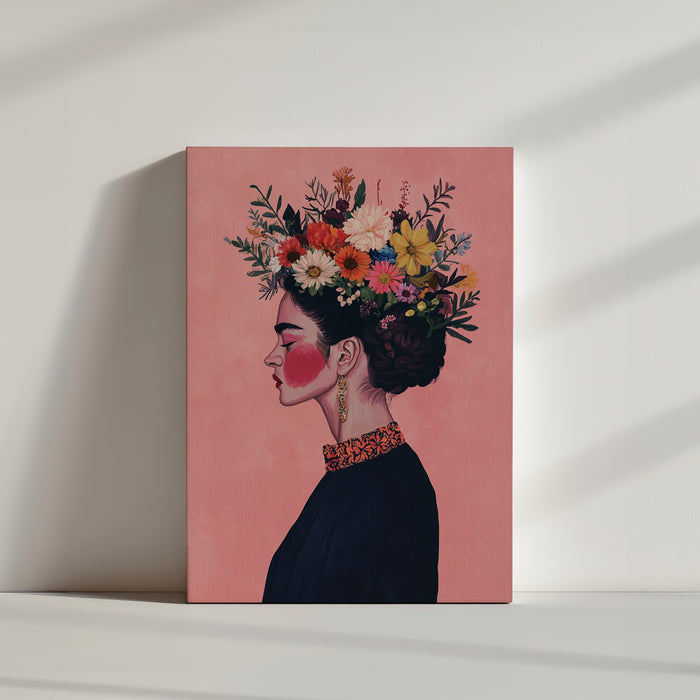 Portrait de profil d’une femme élégante, sur fond rose uni. Elle porte une grande couronne de fleurs colorées dans ses cheveux relevés en chignon. Sa robe noire a un col orné de motifs rouges, et ses joues sont maquillées de rose vif