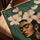Portrait femme fleurs et dorures tableau pour salon scandinave