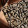 Tableau islamique calligraphie arabe noire beige décoration salon moderne avec cadre chêne doré