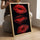 Tableau chambre adulte lèvres rouges pop art glamour porté par une femme dans un salon moderne