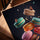 Macarons colorés en apesanteur tableau pour cuisine minimaliste